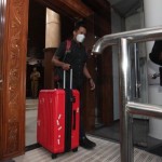 Penyidik KPK berjalan keluar usai melakukan penggeledahan di Gedung DPRD Jawa Timur, Surabaya, Jawa Timur, Selasa (20/12/2022).(ANTARA FOTO/Didik Suhartono/aww)-1671695249