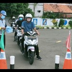 Peserta sedang melakukan ujian praktik pembuatan SIM C di Satpas SIM Daan Mogot Jakarta Barat, Rabu (24/11/2021). ANTARA/Walda Marison/aa.-1671502122