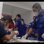 Petugas BNN Provinsi Aceh memeriksa urine sopir angkutan umum di Terminal Banda Aceh, Selasa (27/12/2022) malam. ANTARA/M Haris SA-1672196167