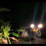 Petugas BPBD Pamekasan evakuasi material longsor di Bukit Ponjuk-1671341637