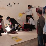 Petugas gabungan menggeledah kamar warga binaan di Rutan Kleas IIB Ponorogo, Selasa (26/12/2022) malam (ANTARA/HO - SDP)-1672218295