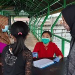 Petugas kesehatan mengidentifikasi penumpang-1670839629