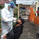 Petugas medis mengambil sampel COVID-19 calon penumpang di Terminal Kalideres, Jakarta Barat, Selasa (18/5/2021). ANTARA/Dewa Ketut Sudiarta Wiguna-1671511374