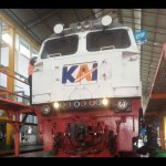 Petugas melakukan pengecekan lokomotif di Depo Lokomotif Cirebon, Jawa Barat, Kamis (22/12/2022). ANTARA/Khaerul Izan-1671694098