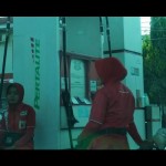 Petugas melakukan pengisian BBM pertalite ke mobil. (Ilustrasi). (ANTARA/Akhmad Nazaruddin Lathif)-1672122209