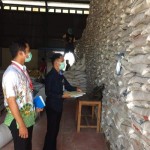 Petugas memeriksa persediaan beras di Gudang Bulog di Kecamatan Alak, Kota Kupang, NTT. (ANTARA/Aloysius Lewokeda)-1671509560