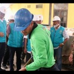 Petugas PT PLN (Persero) sedang mengolah sampah menjadi Bahan Bakar Jumputan Padat (BBJB) Plan. (ANTARA/HO/PLN UID Sumut)-1672371548