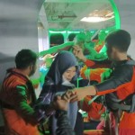 Petugas SAR mengevakuasi penumpang dari KMP Ferindo VI di wilayah perairan Sofifi, Kota Tidore Kepulauan, Kamis (22/12/2022). (ANTARA/HO Basarnas Ternate)-1671762778
