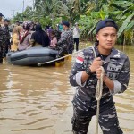 Prajurit TNI mengevakuasi warga yang terdampak banjir di Kabupaten Simeulue, Aceh, Minggu (18/12/2022) ANTARA/HO/BPBD Simeulue-1671356553