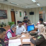 Proses pemeriksaan dua tersangka kasus korupsi-1671003320
