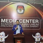 Putera mantan Wakil Gubernur Sumbar Nasrul Abit, Nasta Oktavian antarkan syarat dukungan ke KPU Sumbar pada Kamis (29/12) malam (ANTARA/ Mario SN)-1672373053