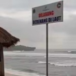 Rambu-rambu peringatan larangan berenang di pantai Kabupaten Gunungkidul. (ANTARA/HO-Instagram pariwisata _ Gunungkidul)-1671425589