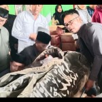 Ratusan warga membawa jenazah Sekda Mukomuko Yandaryat ke TPU di Desa Mandi Angin, Minggu (18/12/2022) ANTARA/Ferri.-1671346249