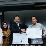 Rektor Unhas (kanan) menyaksikan proses penandatanganan kerjasama Unhas dan Dirjen Peradilan Agama MA di Makassar.ANTARA/HO-Unhas.-1672374804