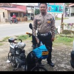 Salah satu anggota Lantas Polres Kaur saat menilang sepeda listrik yang digunakan di jalan raya. ANTARA/Anggi Mayasari.-1672121541