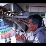 Salah satu warga pesisir saat membuat serokan jaring udang di Desa Sepempang, Natuna, Kepri. (ANTARA/Cherman)-1672394122