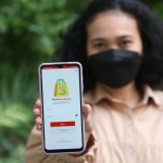 Seorang warga Kota Surabaya menggunakan aplikasi e-peken melalui ponselnya (ANTARA/HO-Diskominfo Surabaya)-1672111680