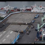 Suasana bongkar muat peti kemas di Pelabuhan Tanjung Perak, Surabaya, Jawa Timur, Selasa (27/12/2022). ANTARA FOTO/Didik Suhartono/aww.-1672225425