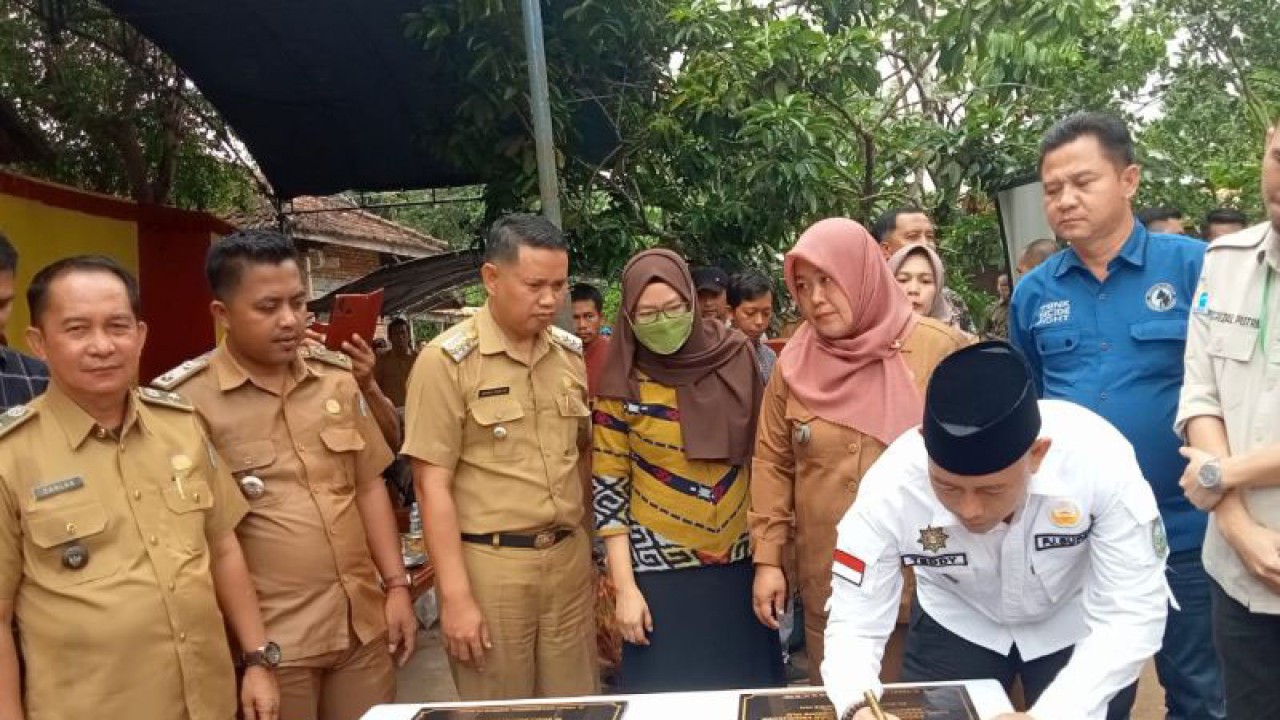 Penjabat Bupati OKU Teddy Meilwansyah meresmikan program Pamsimas di Desa Karang Dapo, Kecamatan Peninjauan, Rabu (21/12/2022). (ANTARA/Edo Purmana/22)