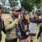 Tenaga kesehatan yang selamat dari aksi teror KKB di Kiwirok, Jumat (17-9-2022), dievakuasi ke Jayapura. ANTARA/Evarukdijati-1672280478