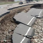 Terjangan gelombang pasang perairan Sulawesi rusak jalan di Majene-1672194213