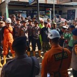 Tim SAR cari dua orang hilang akibat longsor-banjir lumpur di Sumedang-1671343423