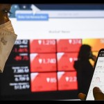 Warga melihat layar pergerakan saham pada gawainya di Jakarta, Kamis (24/2/2022). ANTARA FOTO/M Risyal Hidayat/rwa.-1671679652