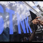 Warga memperpanjang Surat Tanda Nomor Kendaraan (STNK) di Samsat Keliling Lapangan Banteng, Jakarta. ANTARA FOTO/Muhammad Adimaja/pd/aa.-1671761754