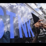 Warga memperpanjang Surat Tanda Nomor Kendaraan (STNK) di Samsat Keliling Lapangan Banteng, Jakarta. ANTARA FOTO/Muhammad Adimaja/pd/aa.-1672106874