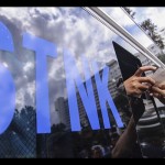 Warga memperpanjang Surat Tanda Nomor Kendaraan (STNK) di Samsat Keliling Lapangan Banteng, Jakarta. ANTARA FOTO/Muhammad Adimaja/pd/aa.-1672279164