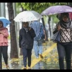 Warga menggunakan payung saat hujan di kawasan Semanggi, Jakarta, Rabu (13/11/2019). ANTARA FOTO/Nova Wahyudi/aww/pri-1672021748