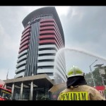 11 unit damkar tangani kebakaran kampus STKIP Kusuma Negara Jaktim-1673148297