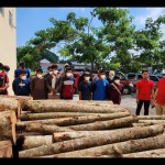 15 pelaku pembalakan liar di sekitar kawasan sabuk hijau di Waduk Jatibarang Semarang diamankan Polrestabes Semarang, Kamis. (ANTARA/ I.C.Senjaya)-1673515906