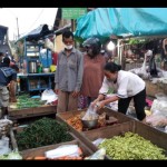 Aktivitas pagi hari para pedagang sayur mayur di tepi jalan yang ada di kompleks Pasar Bitingan Kudus, Jawa Tengah. (ANTARA/Akhmad Nazaruddin Lathif)-1673248584