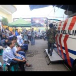 Antrean masyarakat untuk perjanjangan SIM C di area depan Mal Botani Square Kota Bogor, Jabar, Senin (16/1/2023). (FOTO ANTARA/HO-Polresta Bogor Kota)-1673842292