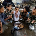 Arsip - Anak-anak makan di dalam tenda mereka di kamp pengungsi internal (IDP) di pinggiran kota Marib, Yaman, 20 Oktober 2021. (ANTARA/REUTERS/Nabil al-Awzari/as)-1672643927