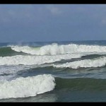 Arsip foto - Gelombang tinggi di perairan selatan Kabupaten Cilacap, Jawa Tengah. (ANTARA/Sumarwoto)-1673229654