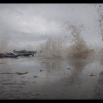 Arsip Foto. Gelombang tinggi menerjang Teluk Labuan di Pandeglang, Banten, Kamis (29/12/2022). (ANTARA FOTO/Muhammad Bagus Khoirunas/rwa)-1672890337