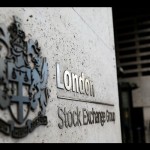 Arsip foto - Pejalan kaki meninggalkan dan memasuki Bursa Efek London di London, Inggris 15 Agustus 2017. ANTARA/REUTERS/Neil Hall/pri.-1672802781