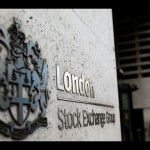 Arsip foto - Pejalan kaki meninggalkan dan memasuki Bursa Efek London di London, Inggris 15 Agustus 2017. ANTARA/REUTERS/Neil Hall/pri.-1673317608