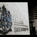 Arsip foto - Pejalan kaki meninggalkan dan memasuki Bursa Efek London di London, Inggris 15 Agustus 2017. ANTARA/REUTERS/Neil Hall/pri.-1673577355