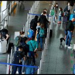 Arsip foto - Penumpang yang mengantre di Bandara Frankfurt, saat penyebaran wabah COVID-19 berlanjut, di Frankfurt, Jerman (1/4/2021). ANTARA/REUTERS/Ralph Orlowski/aa.-1673152849