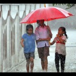 Arsip Foto - Tiga anak berlindung di bawah payung saat hujan turun. (ANTARA/Rosa Panggabean/ED/pd/pri)-1674437828