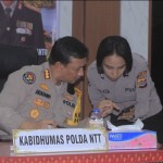 Arsip. Kabid Humas Polda NT Kombes Polisi Ariasandy (kiri) bersama anggotanya di Mapola NTT. ANTARA/Kornelis Kaha-1674632351