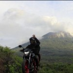 Arsip. Pengendara bermotor melintas di depan gunung api Ile Lewotolok. ANTARA/Kornelis Kaha-1673927782