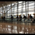 Arsip - Sejumlah pekerja migran terlihat di Kuala Lumpur International Airport di Sepang, Malaysia (11/10/2022). (ANTARA/Virna P Setyorini)-1673506004