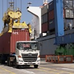 Arus peti kemas di terminal PT Pelindo Terminal Petikemas (SPTP) (ANTARA/HO-Pelindo)-1673841660