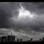 Awan mendung terlihat di kawasan Kuningan, Jakarta, Selasa (27/12/2022). ANTARA FOTO/Aprillio Akbar/aww.-1673403109