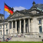 Bendera Jerman terlihat di depan gedung Reichstag di Berlin, Jerman, 3 Oktober 1990. (Wikimedia/Cezary Piwowarski)-1674537128