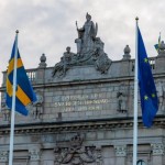 Bendera Swedia dan Uni Eropa terpasang di depan gedung parlemen Swedia. (Xinhua)-1674368818